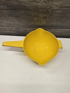 Vintage Tupperware Vintage Sieb Sieb groß gelb 2 Quart mit Griff #1523! - Bild 1 von 2
