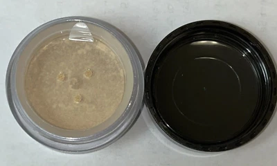 Laura Mercier Translucent Loose Powder Glo- 1g/.03oz TRAVEL SIZE - Image 1 of 4
