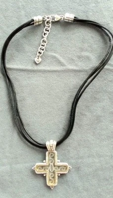 Collar Cruz Tallada Brighton Vintage Resina Transparente Tono Plata Cuero Cordón Foto 1 de 3