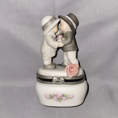 Caja de baratijas ENESCO con rosa, una rosa para un beso 1997 caja de baratijas de joyería de 3".    Foto 1 de 4