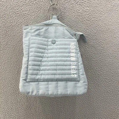 Mochila Steve Madden Josie Mediana Bebé Azul Acolchada Monograma Plateado Herrajes Foto 1 de 4