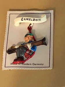 Prendedor esquiador camelback celuloide de colección de los años 50 de Alemania Occidental nuevo stock antiguo - Imagen 1 de 3