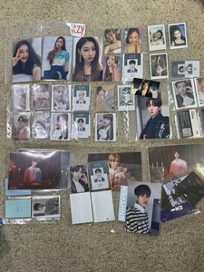 ENORME lotto di cartoline fotografiche K-Pop! PC ufficiali multigruppo ITZY, TXT, ENHYPEN, HYBE - Foto 1 di 17