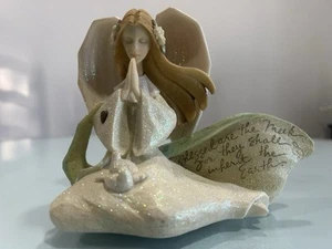 Figura Ángel Fundaciones 2006 Diseñada por Karen Hahn Escritura Mateo 5:5 - Imagen 1 de 8