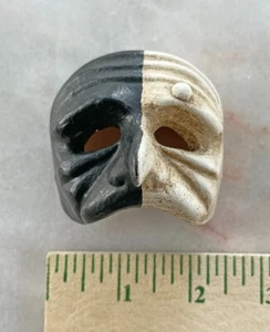 Miniatur Gesichtsmaske aus rotem Ton - gemarkt Dessi A. - Halb weiß & halb schwarz Design - Bild 1 von 8