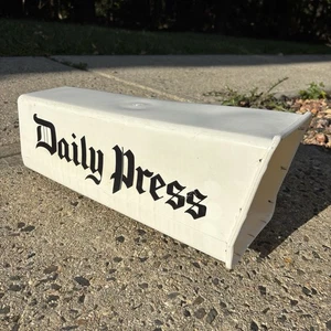 Buzón de entrega de periódicos de plástico vintage DAILY PRESS - Imagen 1 de 7