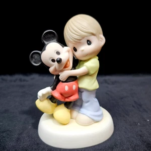 Precious Moments Disney Schaukasten Junge mit Mickey Mouse Du bist ein Klassiker 109007 - Bild 1 von 15