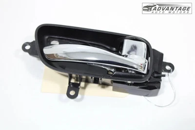 Nissan Máxima 2018-2023 manija del panel interior de la puerta trasera derecha cromada OEM Foto 1 de 4