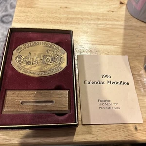 John Deere 8400 & D Traktoren Messing Tradition setzt 1996 Kalender Medaillon - Bild 1 von 5