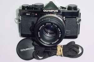 Olympus OM-2 MD fotocamera reflex manuale pellicola 35 mm con obiettivo Olympus 50/1.8 Zuiko nero - Foto 1 di 7