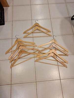 Lote de 10, 8 cabides de madeira planos e 2 angulares (veja descrição) Muito bom estado!!! - Imagem 1 de 4