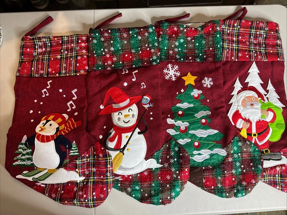 Medias de Navidad Papá Noel, muñeco de nieve, pingüino, árbol a cuadros espacioso lote de 4 Foto 1 de 4