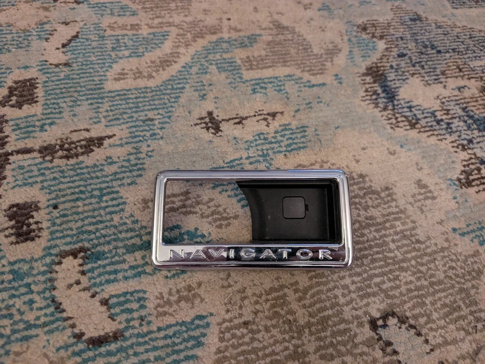 Lincoln Navigator 2007-2014 manija interior izquierda bisel cromo M3032 4710 OEM Foto 1 de 4