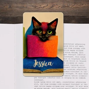 Niedliche Katze hinter Büchern Kunststoff-Lesezeichen - personalisierter Name - Bild 1 von 1