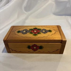 Vintage handbemalte Holzkiste mit Blumen - Bild 1 von 7
