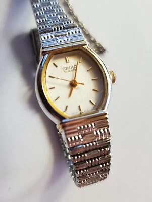 Reloj de cuarzo Seiko para mujer 2Y01-5C09 tono plata pulsera correa caja esfera nítida Foto 1 de 3