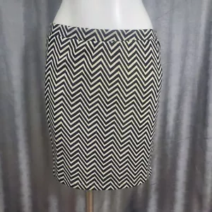 NWT h.i.p. Happening in the Present Blk.-Wht. Zig-Zag Stripped Mini-skirt SZ. L - Picture 1 of 8