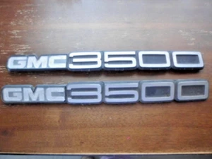 Camión GMC 1988 - Par de emblemas GMC 3500 **DESGASTE** - Imagen 1 de 9