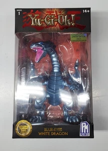 Yu-Gi-Oh! Duel Monsters Blue-Eyes White Dragon Actionfigur Neu - Bild 1 von 4