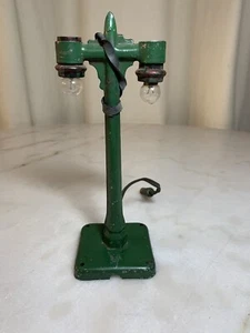 AMERICAN FLYER PREWAR O GAUGE METAL DOUBLE LAMP POST-LIGHTED -untested - Picture 1 of 9
