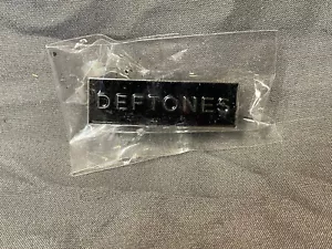 Prendedor Esmalte Negro Deftones Mercancía Oficial Rock Alternativo Nu-Metal Team Sleep - Imagen 1 de 2