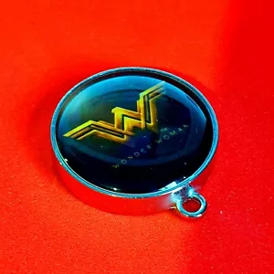 *Oficial* Cómics de regalo de Wonder Woman 8 GB colgante memoria USB DC WB niña geek - Imagen 1 de 2