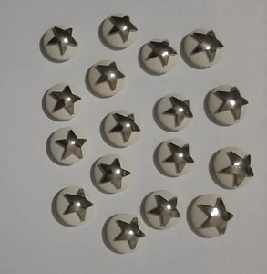 bottoni vintage bianco latte con stella argento. 4 bottoni da 2,5 cm 13 bottoni - Foto 1 di 1