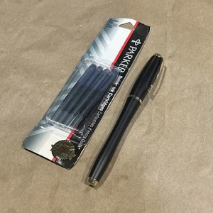 Pluma Estilográfica Parker Urban Negra Mate con Borde Dorado Plumín Medio y Tinta - Imagen 1 de 10