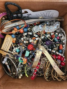 10 lb. Modeschmuck Wundertüte Box #5, teils neu, teils gebraucht - Bild 1 von 4