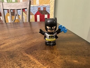 Fisher Price Little People Batman Figure with Blue Batarang Variant 2020 - Foto 1 di 2