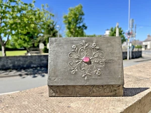 ANTIQUE ARTS & CRAFTS FLORAL PEWTER CABOCHON JEWELLED BOX TRINKET JEWELLERY - Picture 1 of 11