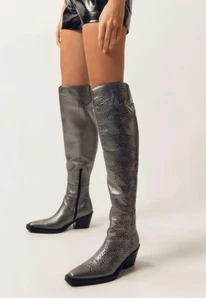 Botas hasta la rodilla de vaquero con tachuelas estrella de cuero real Nasty Gal en metal pistola 38 EE. UU. 7. - Imagen 1 de 5