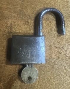 Vintage Gold Tone YALE Brass Padlock With Key Made In Italy - Picture 1 of 9