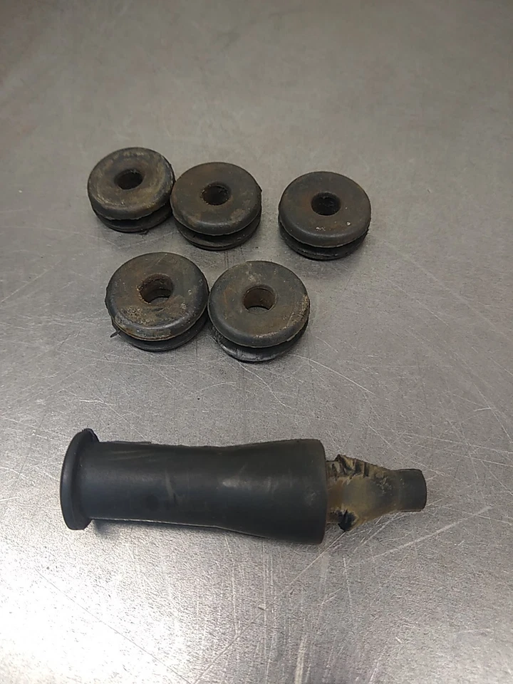 Ski-Doo REV Summit GSX GTX 2004-2009 Windshield Support Grommet 25031405 - Image 1 of 1