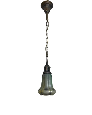 Luminária pendente de latão dos anos 1910–20 com abajur de vidro artístico - Imagem 1 de 4