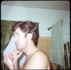Mann rasiert sich Rasur im Badezimmer Vintage 1971 Dia Foto - Bild 1 von 1