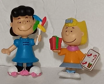 Lote de 2 bonecos de brinquedo de PVC Charlie Brown Lucy on Skates & Christmas Sally 3 - 3,5" - Imagem 1 de 2