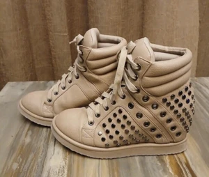 C.LABEL Winter Wildleder versteckter Keilabsatz Bootie Stiefel 7 hellbraun metallisch Nieten gepolstert - Bild 1 von 9