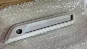 Placa frontal de alforja Harley Davidson OEM BLANCA DERECHA 90200984EFU FLTRXS Touring - Imagen 1 de 6