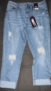 No Boundaries' Super High Rise Destructed Mom Jeans Med Wash Sz 11 👖NWTS - Picture 1 of 15