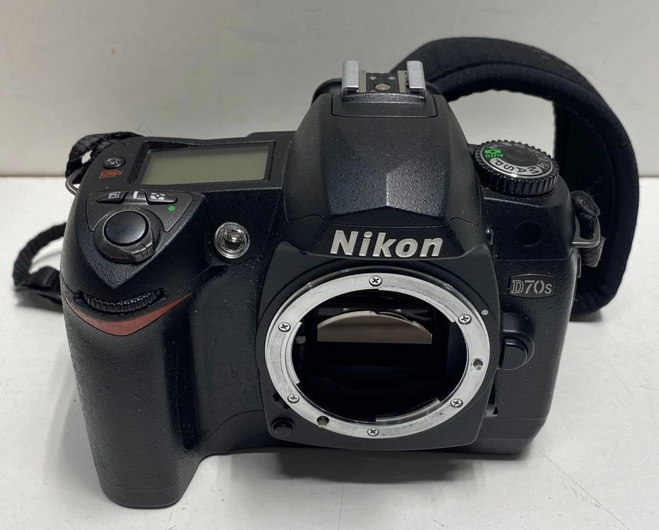 Nikon D70s 6.1MP Digital SLR Camera Body Only - Image 1 of 4