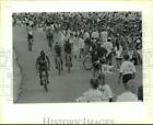 Photo de presse triathlon concurrents commencent une portion vélo avec une foule de spectateurs