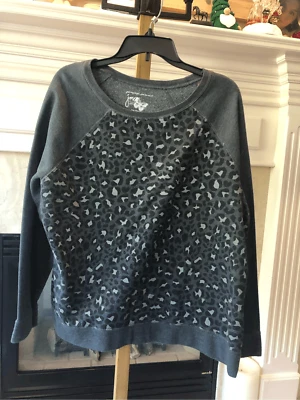 Blusa Just My Size para mujer gris diseño estampado de leopardo manga larga cuello redondo talla Foto 1 de 4