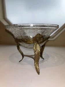 Cuenco de vidrio agrietado de colección con base de metal ornamentado diseño de pluma y rosa - Imagen 1 de 8
