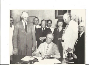 PRÄSIDENT ROOSEVELT UNTERZEICHNET SOZIALVERSICHERUNG IN GESETZ 15. AUGUST 1934 - Bild 1 von 1