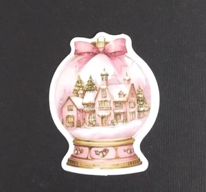 Adesivo rosa Natale casa Snowglobe 2,25" x 1,75" (AS) - Foto 1 di 2