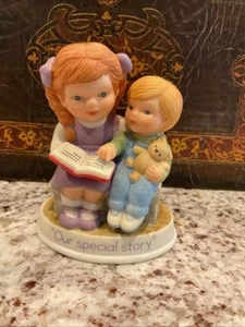AVON Tender Memories Porzellan Figur "Unsere besondere Geschichte" 3 1/2" - Bild 1 von 6