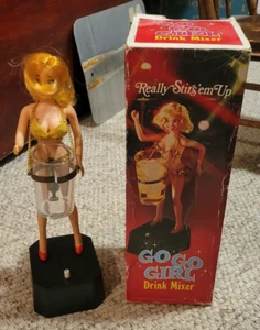 Bambola vintage GOGO GIRL mixer bevande a batteria FUNZIONA 1969 POYTNER - Foto 1 di 8