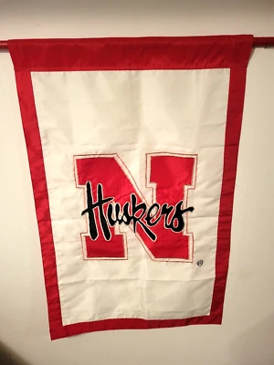 NEBRASKA CORNHUSKERS HUSKERS Vintage Lona Nylon 43" x 28" Banner con Manga Foto 1 de 4