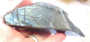 TOP-POLISHED NATURAL LABRADORITE 12 x 3.8 x 3 cm 119 gm blue flash #Z - Picture 1 of 5